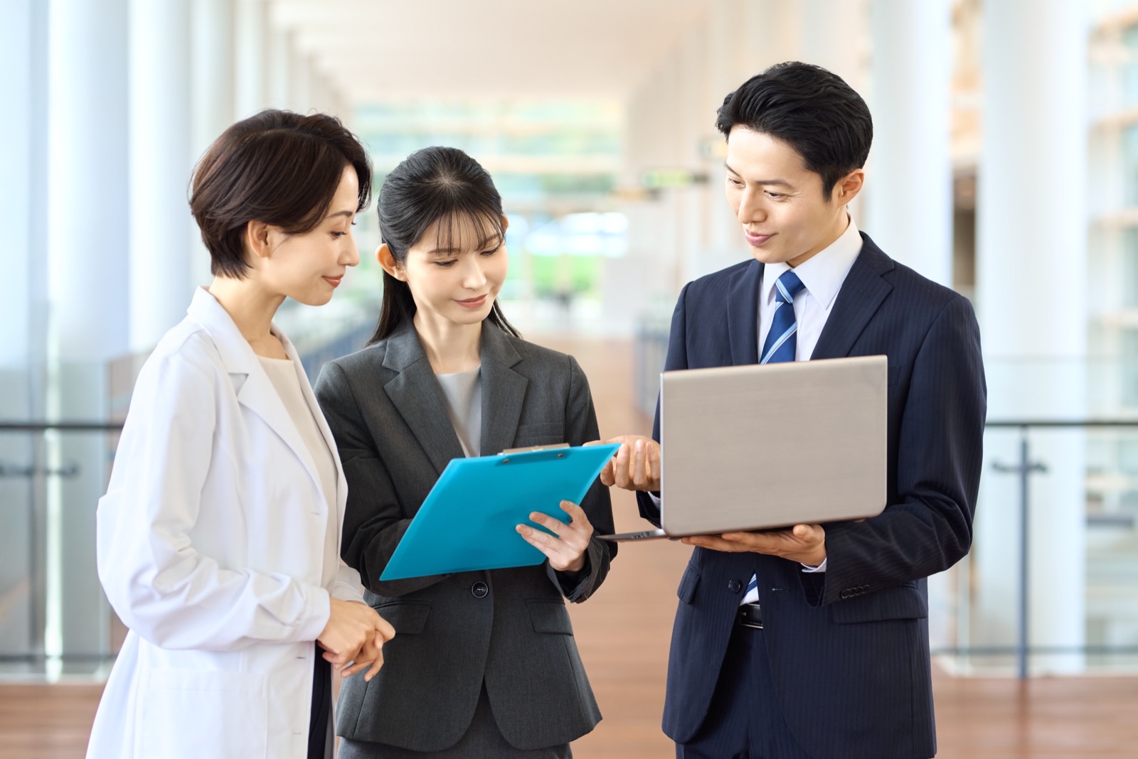 ベンチャー企業のチームミーティング
